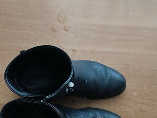 Cum on stepmom&#039;s ankle strap boots