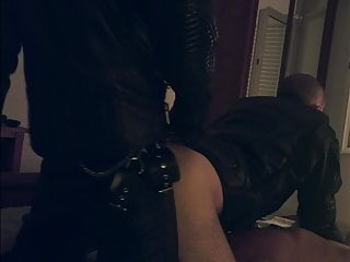 .motard baise deux mec de passage .