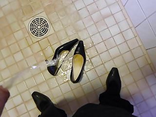 Piss in wifes blue classic pumps