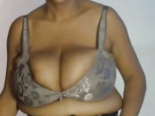 Huge mature in bra, amateur closeup...