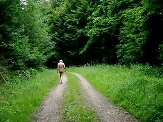 Nackt in der Eifel spazieren