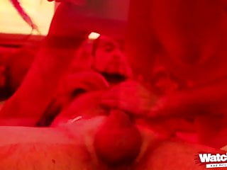 Verficktes Mini-Luder mit Cumshot