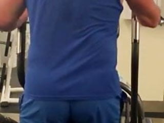 Hot daddy ass on elliptical 