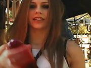 Avril Lavigne wichst ein Schwanz