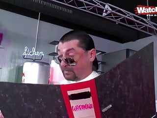 Sandy fickt einfach ueberall sogar in der Disco  - Bild 3