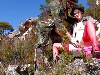 Militaer Paar fickt im Freien hart - Bild 3