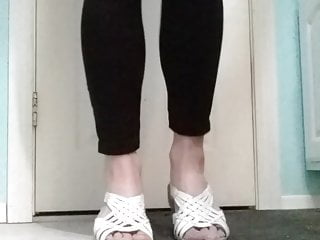 Black leggings, cute shoes painted toes...