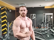 muscular guy doing muscleworship in forrest public and mastu