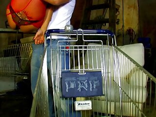 In der Abstellkammer wird sie hart ran genommen - Bild 2