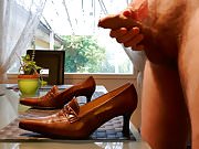 Cum in wifes brown spitz high heel