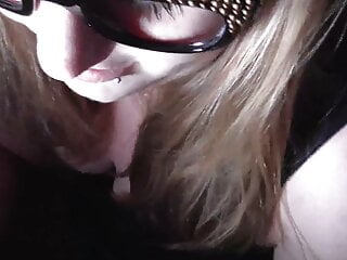 Molliges Teen lutscht Schwanz am Bahnhof - Bild 3