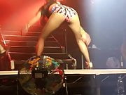 Nicole Scherzinger twerking in concrt
