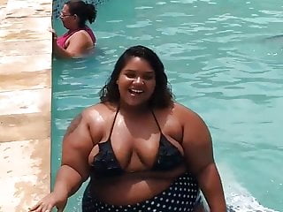 GORDA IMENSA E DELICIOSA SAINDO DA PISCINA BBW