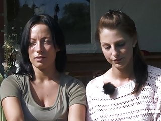 Mia und Sara treiben es im Grunen