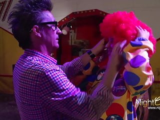 Im Zirkus Conny fickt den Clown - Bild 1