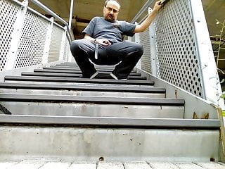 Kocalos - Risky public pissing at the train station