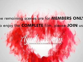  video: Muscular hot guy enjoys the freshly shaved pussy