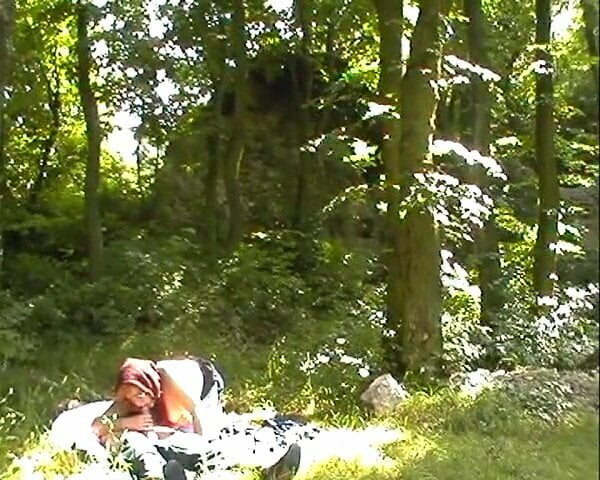 Kopftuch Schlampe in der Wildnis geschwaengert