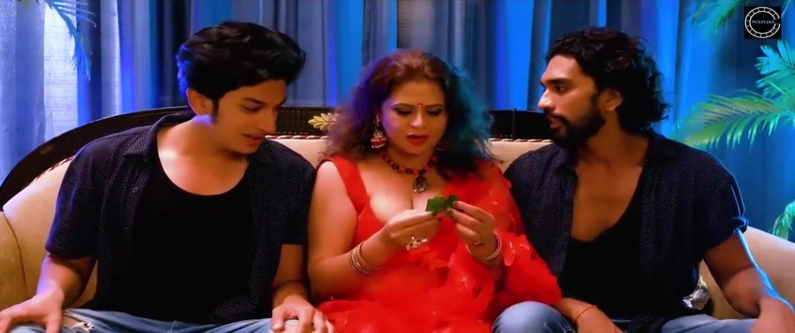 .Desi female boss sex with employees.