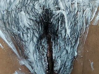  video: Cindy shaving her hairy pussy.