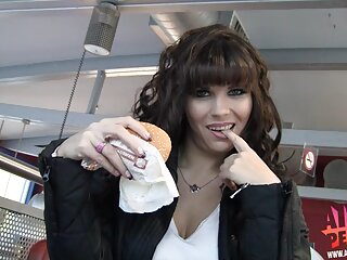 Freundin will im Fast Food Restaurant blasen und frisst Sperma vom Burger - Aische Pervers