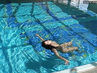 Lincoln Pink Bikini video: Jessica Lincoln in her pink bikini in the pool