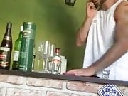 preparando un trago