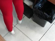 culito en legging rojo