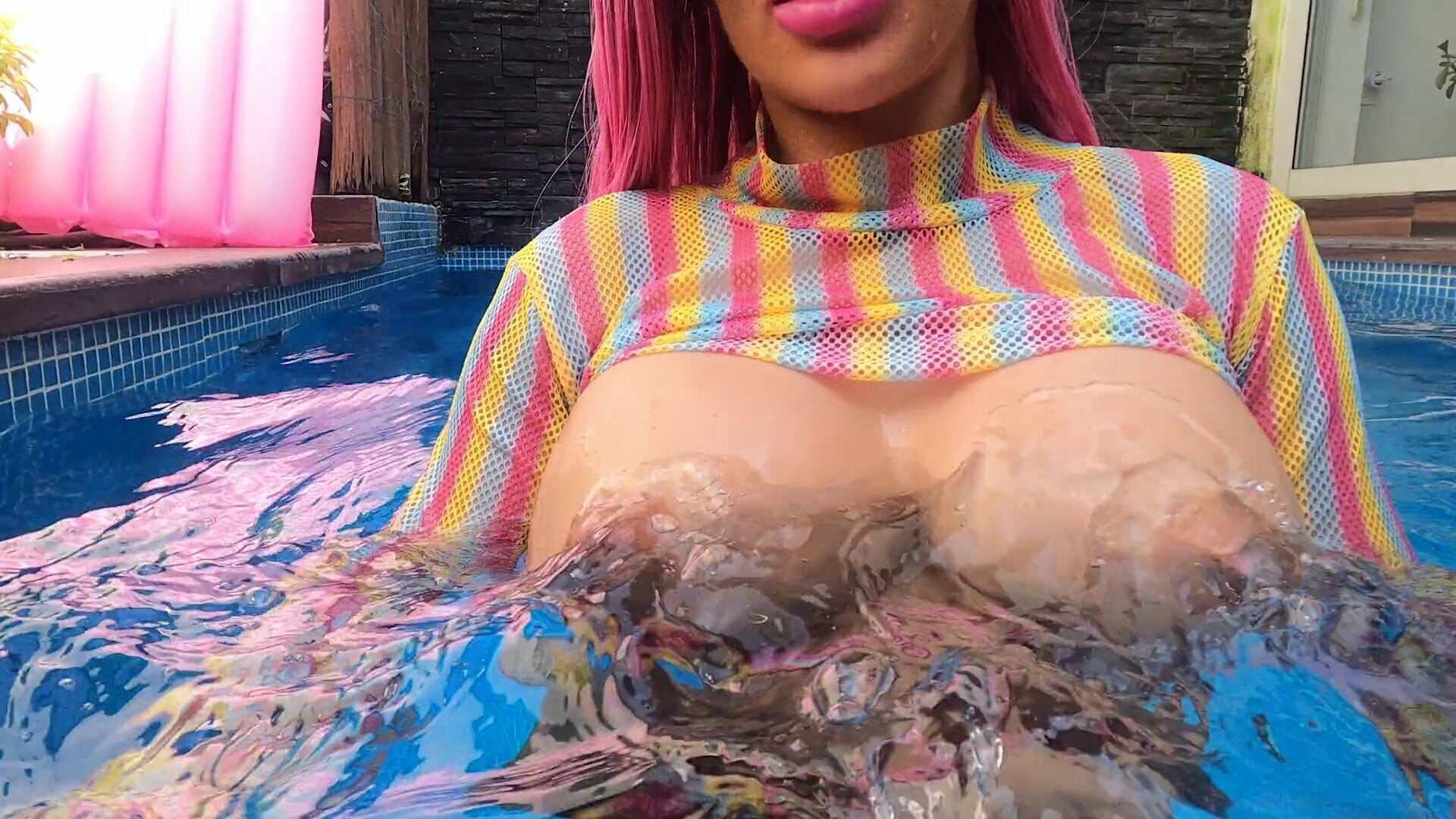 Pink Barbie feucht im Pool dann fick Ich Sie auf der Couch