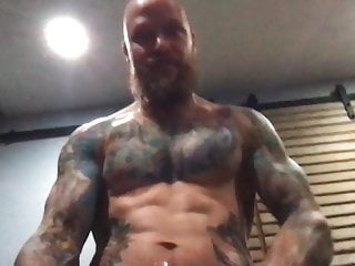 Tatted bearded muscle daddy pumps load...