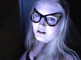 Molliges Teen lutscht Schwanz am Bahnhof - Bild 2