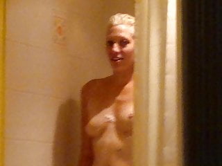Lees Missus In Shower Haha Got Ya...