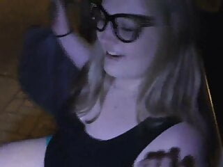 Molliges Teen lutscht Schwanz am Bahnhof - Bild 10