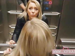 Blonde Stiefschwester im Bad überrascht und gefickt