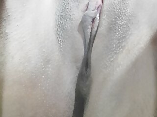 Dskyee shaved pussy ready to fuck...